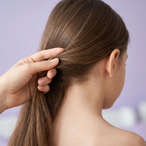 Insistez sur la nuque et derrière les oreilles